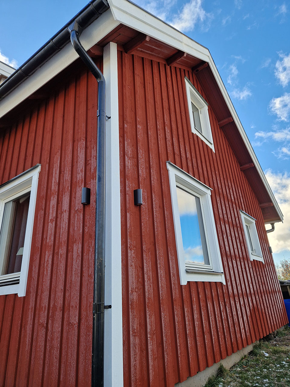 Urhem renoverade bostadshus i Timmersdala med panelbyte, fönsterbyte och ny ytterdörr.