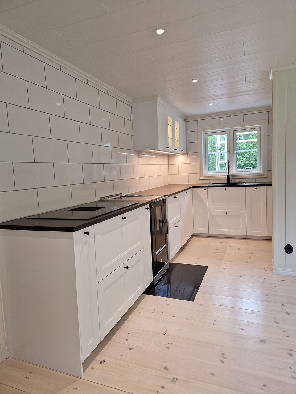 Urhem totalrenoverade kök med vattenburen golvvärme och vedspis.