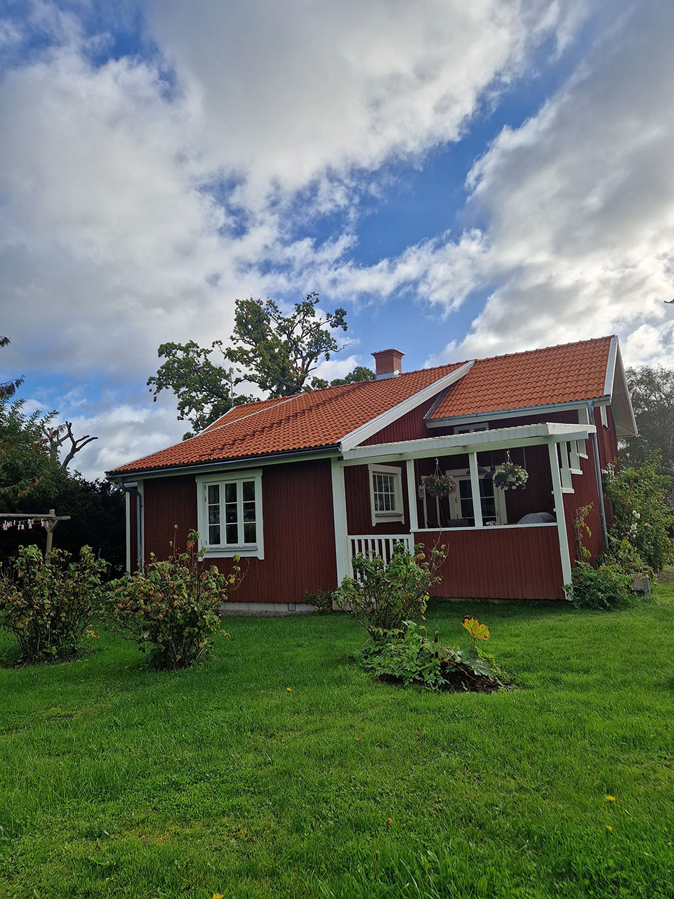 Urhem renoverade med diffusionsöppen duk, ny läkt och plåtdetaljer i Mariestad.