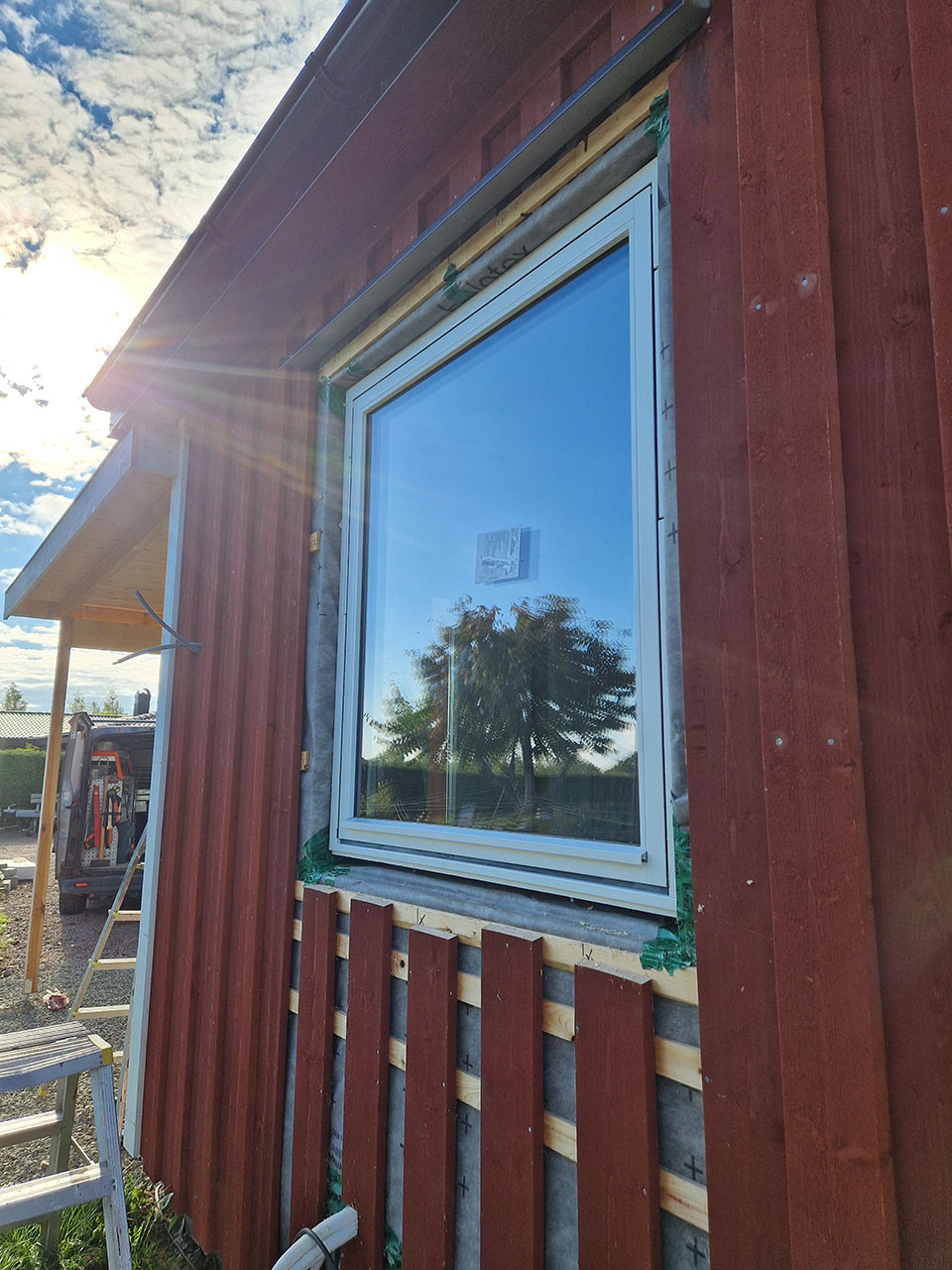 Urhem renoverade bostadshus i Timmersdala med panelbyte, fönsterbyte och ny ytterdörr.