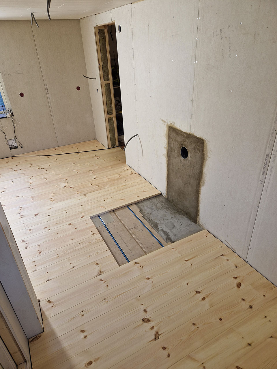 Urhem totalrenoverade kök med vattenburen golvvärme och vedspis.