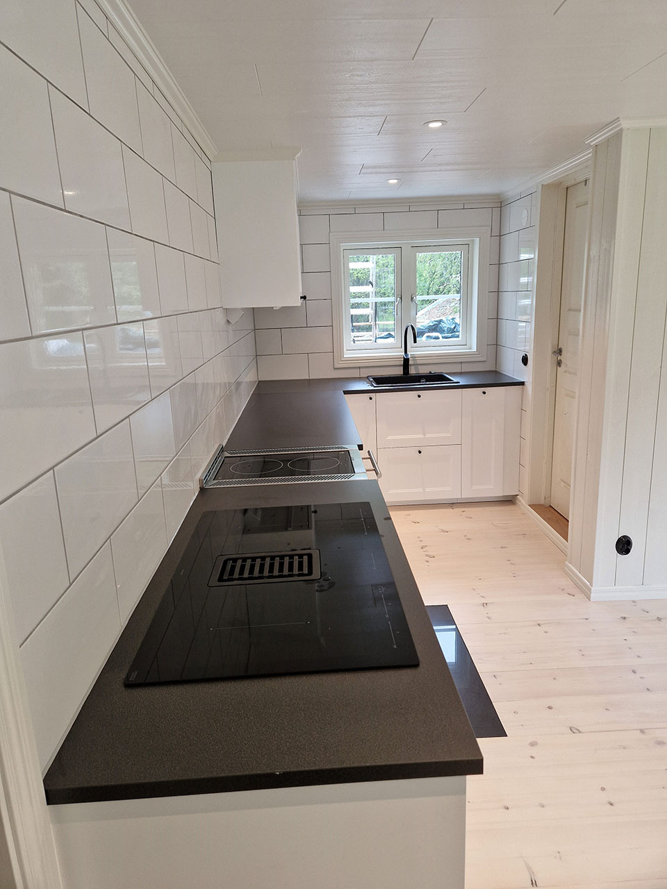 Urhem totalrenoverade kök med vattenburen golvvärme och vedspis.