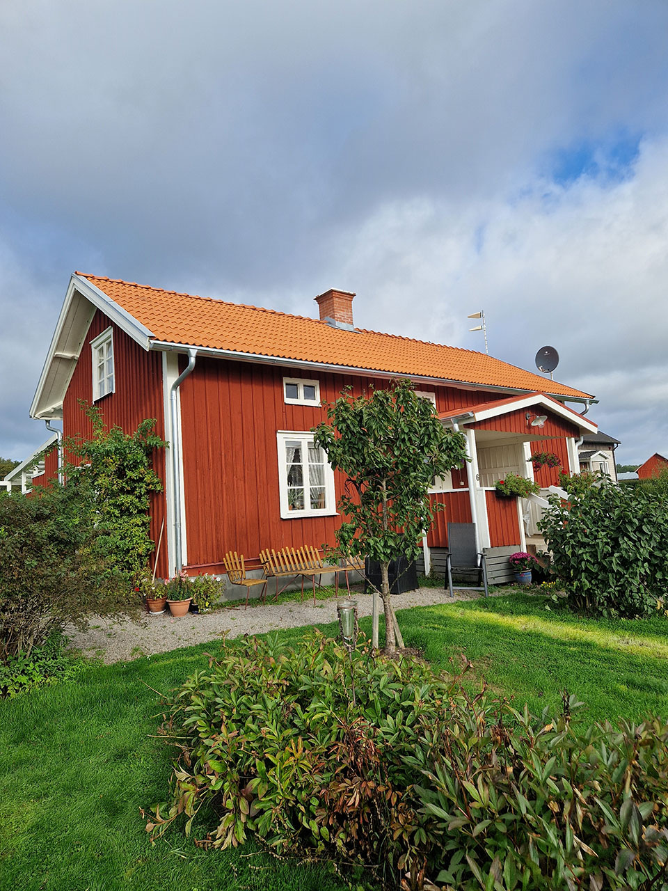 Urhem renoverade med diffusionsöppen duk, ny läkt och plåtdetaljer i Mariestad.