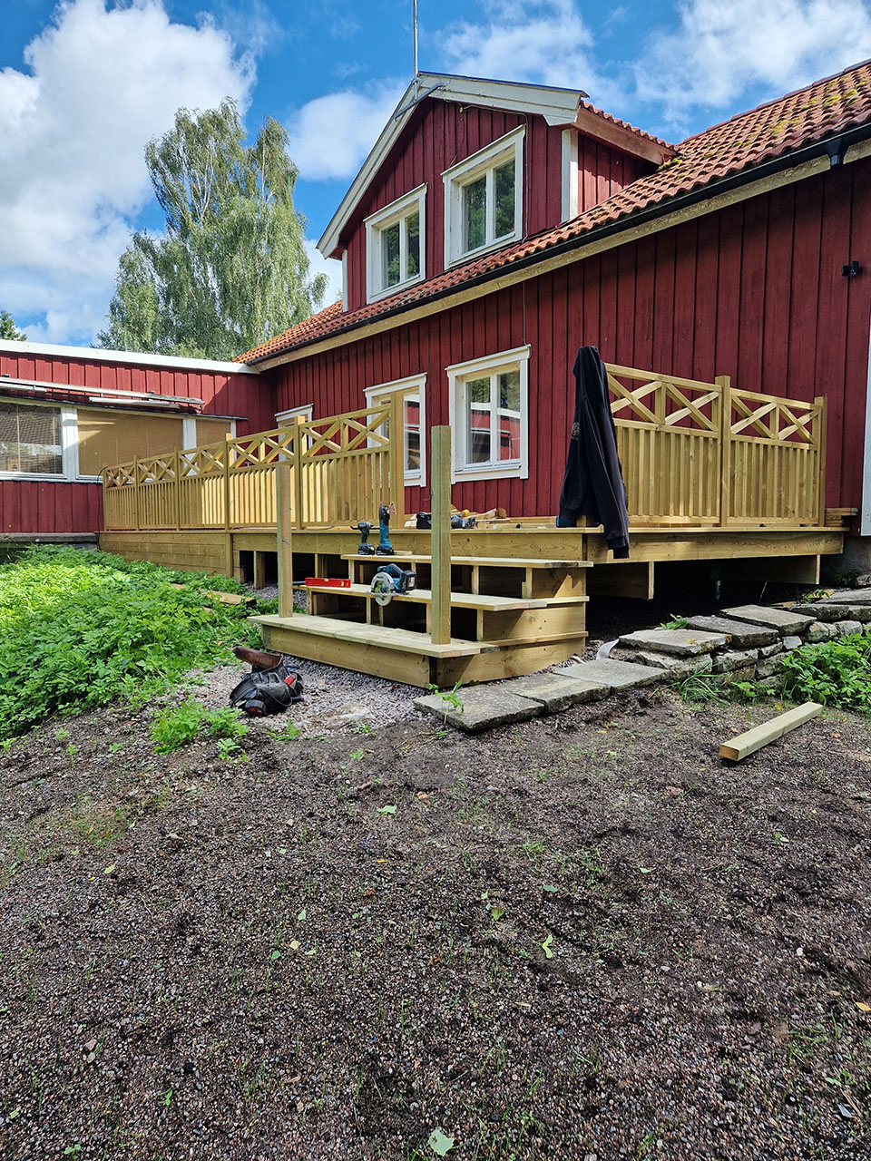 Altan med kryssräcke och trappa under arbete i Väring, byggd av Urhem Bygg & Snickeri