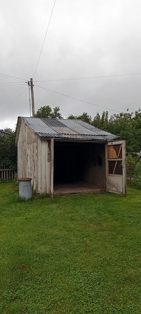 Gammalt skjul med plåttak före garagebygget i Skövde, utfört av Urhem Bygg & Snickeri