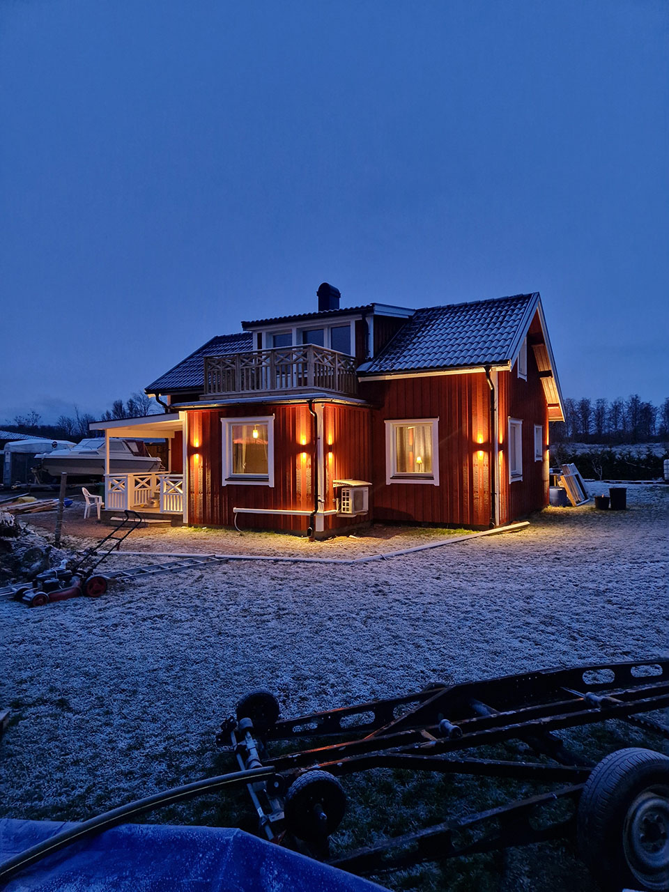 Urhem renoverade bostadshus i Timmersdala med panelbyte, fönsterbyte och ny ytterdörr.