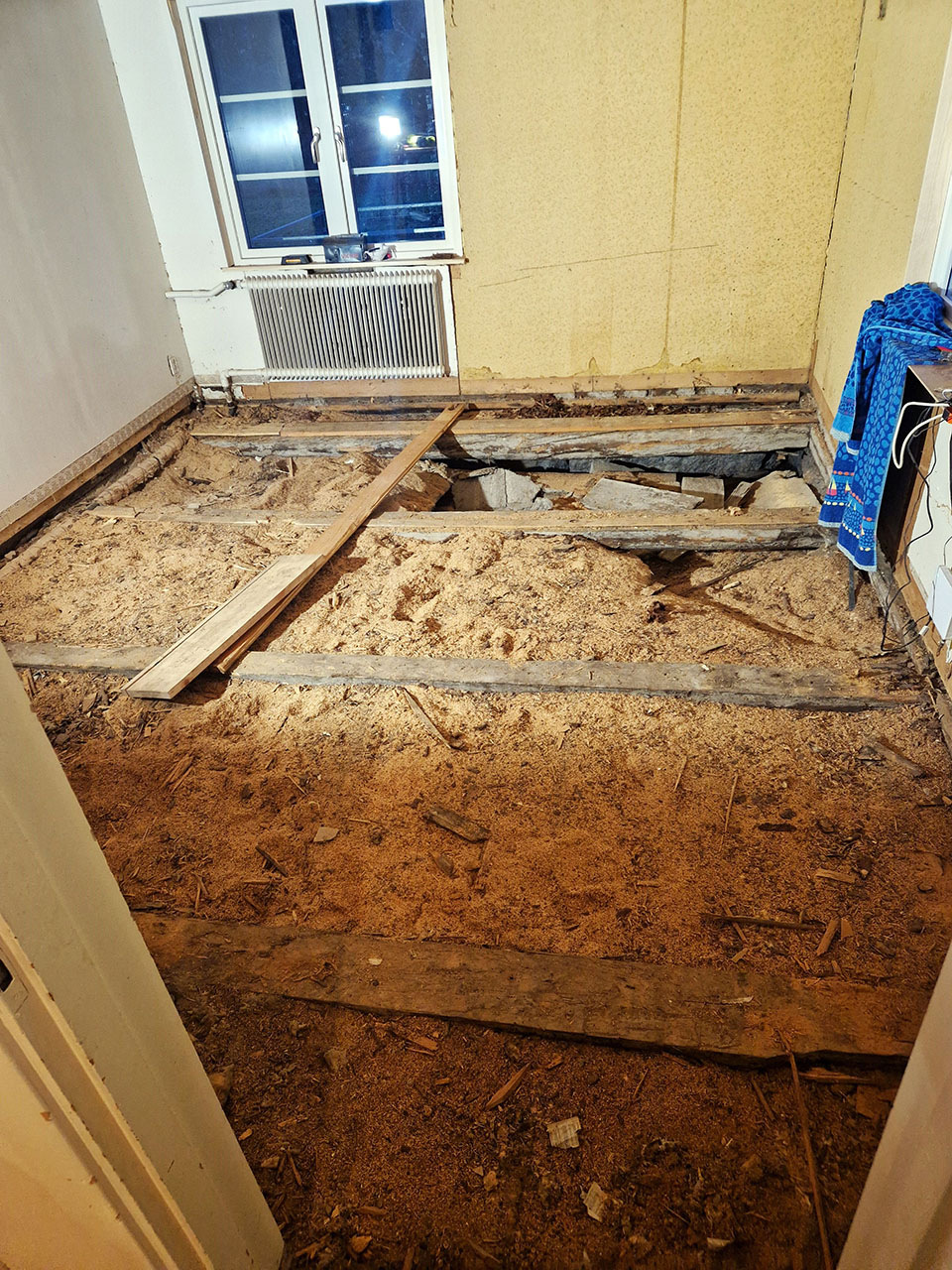 Urhem totalrenoverade kök med vattenburen golvvärme och vedspis.