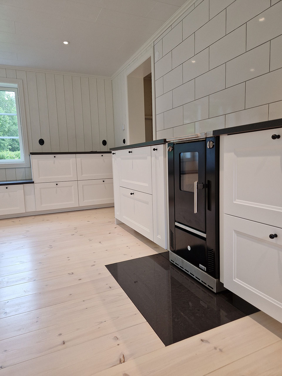 Urhem totalrenoverade kök med vattenburen golvvärme och vedspis.