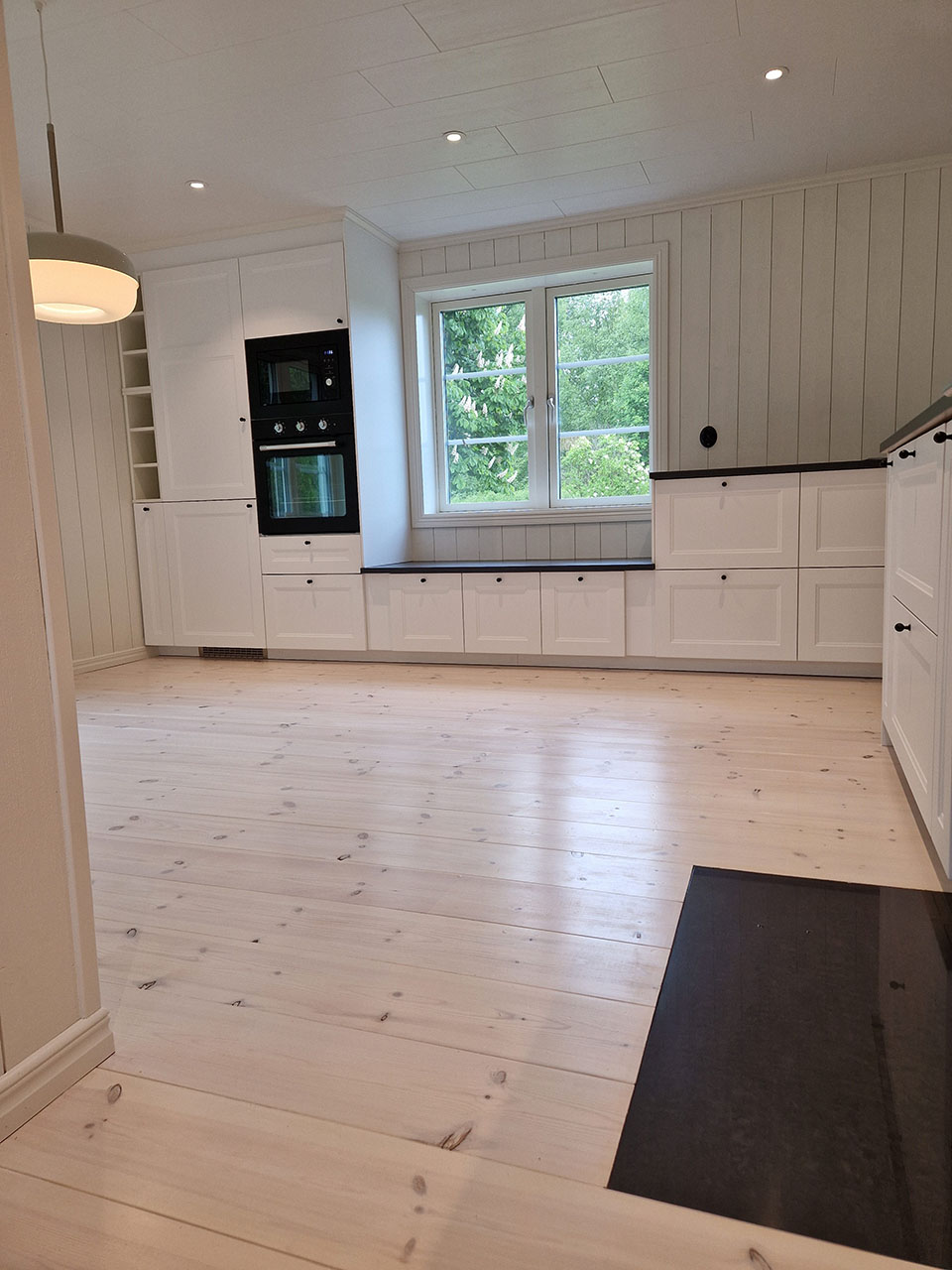 Urhem totalrenoverade kök med vattenburen golvvärme och vedspis.