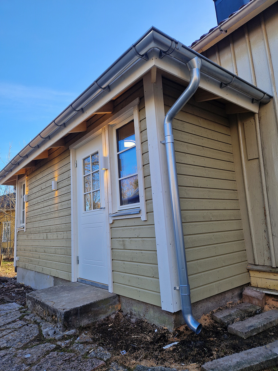 Urhem Bygg & Snickeri utförde tillbyggnad farstukvist/hall i Böja, Skövde.