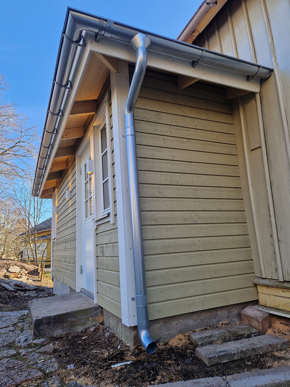 Urhem Bygg & Snickeri utförde tillbyggnad farstukvist/hall i Böja, Skövde.