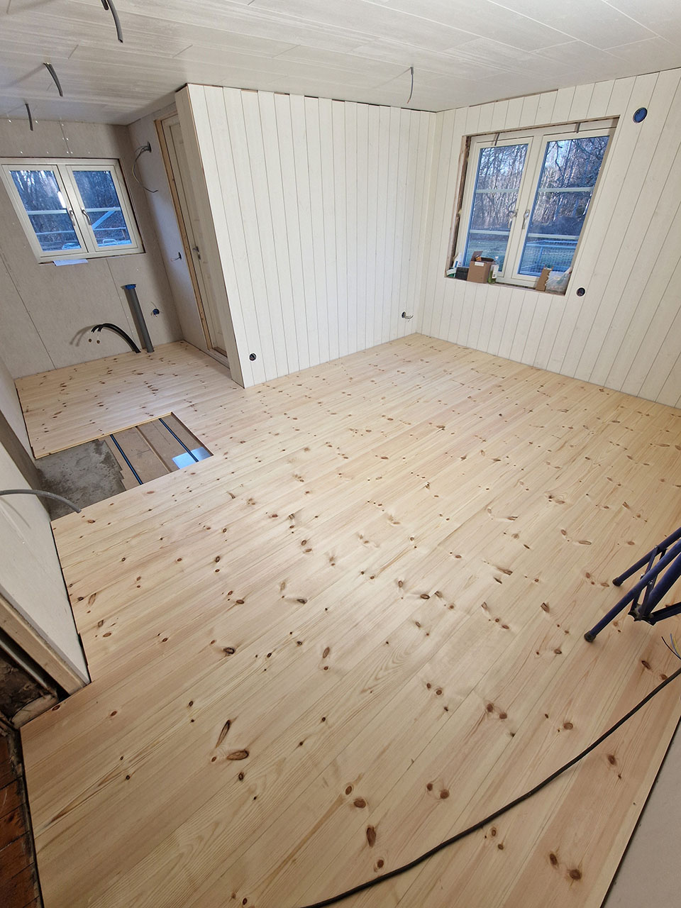 Urhem totalrenoverade kök med vattenburen golvvärme och vedspis.