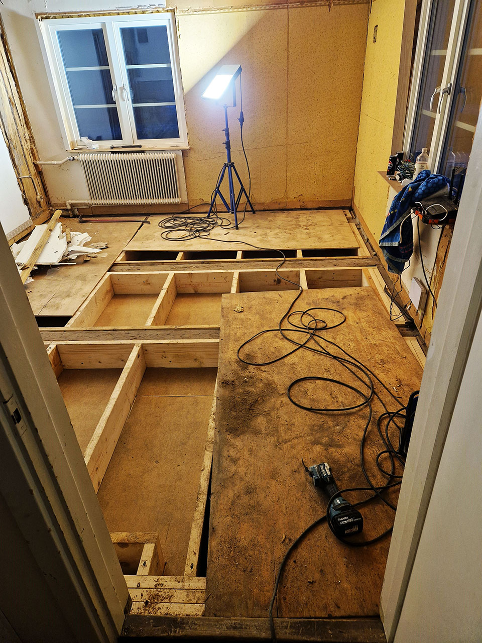 Urhem totalrenoverade kök med vattenburen golvvärme och vedspis.