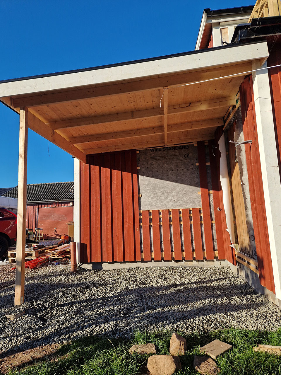 Urhem renoverade bostadshus i Timmersdala med panelbyte, fönsterbyte och ny ytterdörr.