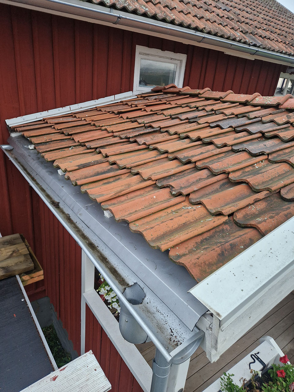 Urhem renoverade med diffusionsöppen duk, ny läkt och plåtdetaljer i Mariestad.