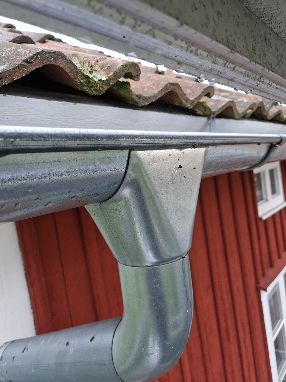 Urhem renoverade med diffusionsöppen duk, ny läkt och plåtdetaljer i Mariestad.