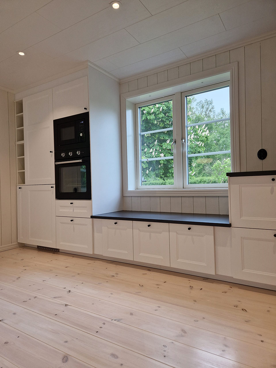 Urhem totalrenoverade kök med vattenburen golvvärme och vedspis.